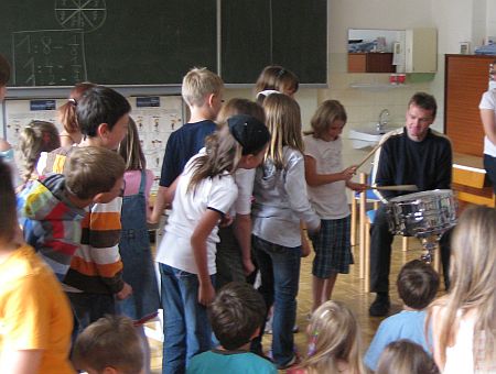 Volksschüler beim Probieren des Schlagzeugs