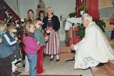 Pfarrer Josef Schachner mit den Kindergartenkindern